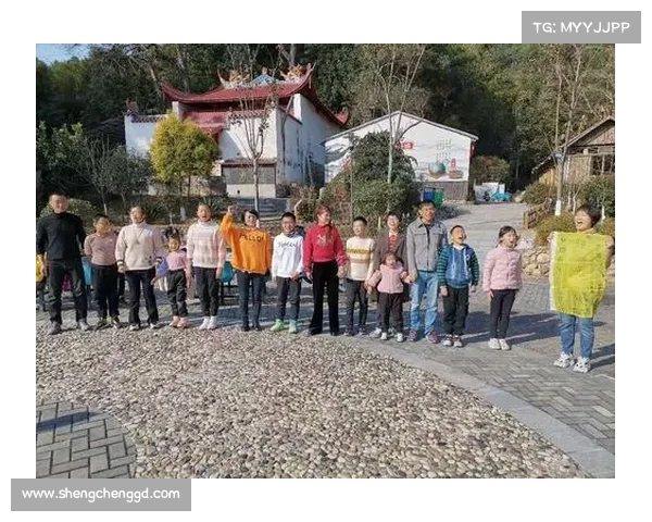 河南大学生接力帮小学生吹气球 暖心画面引关注 河南大学生接力帮小学生吹气球 暖心画面引关注